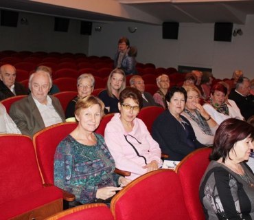Návštěva seniorů do Jiráskova divadla v Novém Bydžově 1.12.2019