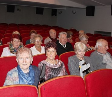 Návštěva seniorů do Jiráskova divadla v Novém Bydžově 1.12.2019