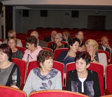 Návštěva seniorů do Jiráskova divadla v Novém Bydžově 1.12.2019