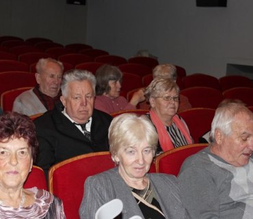 Návštěva seniorů do Jiráskova divadla v Novém Bydžově 1.12.2019