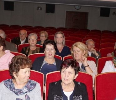 Návštěva seniorů do Jiráskova divadla v Novém Bydžově 1.12.2019