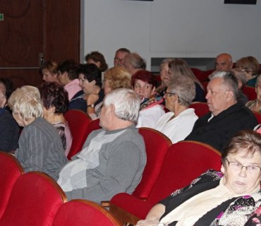 Návštěva seniorů do Jiráskova divadla v Novém Bydžově 1.12.2019