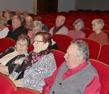 Návštěva seniorů do Jiráskova divadla v Novém Bydžově 1.12.2019