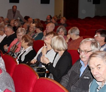 Návštěva seniorů do Jiráskova divadla v Novém Bydžově 1.12.2019