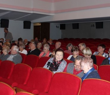 Návštěva seniorů do Jiráskova divadla v Novém Bydžově 1.12.2019