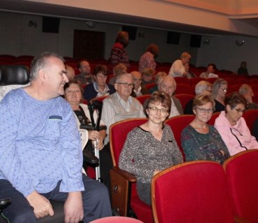 Návštěva seniorů do Jiráskova divadla v Novém Bydžově 1.12.2019