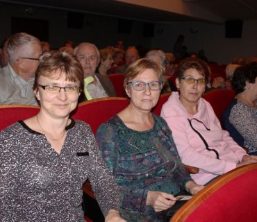 Návštěva seniorů do Jiráskova divadla v Novém Bydžově 1.12.2019