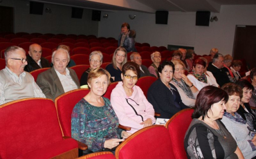 Návštěva seniorů do Jiráskova divadla v Novém Bydžově 1.12.2019